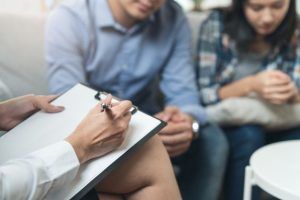 psicologo hablando pareja casados sobre depresion marido 42193 136